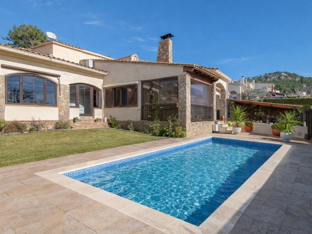 Swimming pool of House or chalet for sale in L'Estartit  with Air Conditioner, Furnished and Microwave
