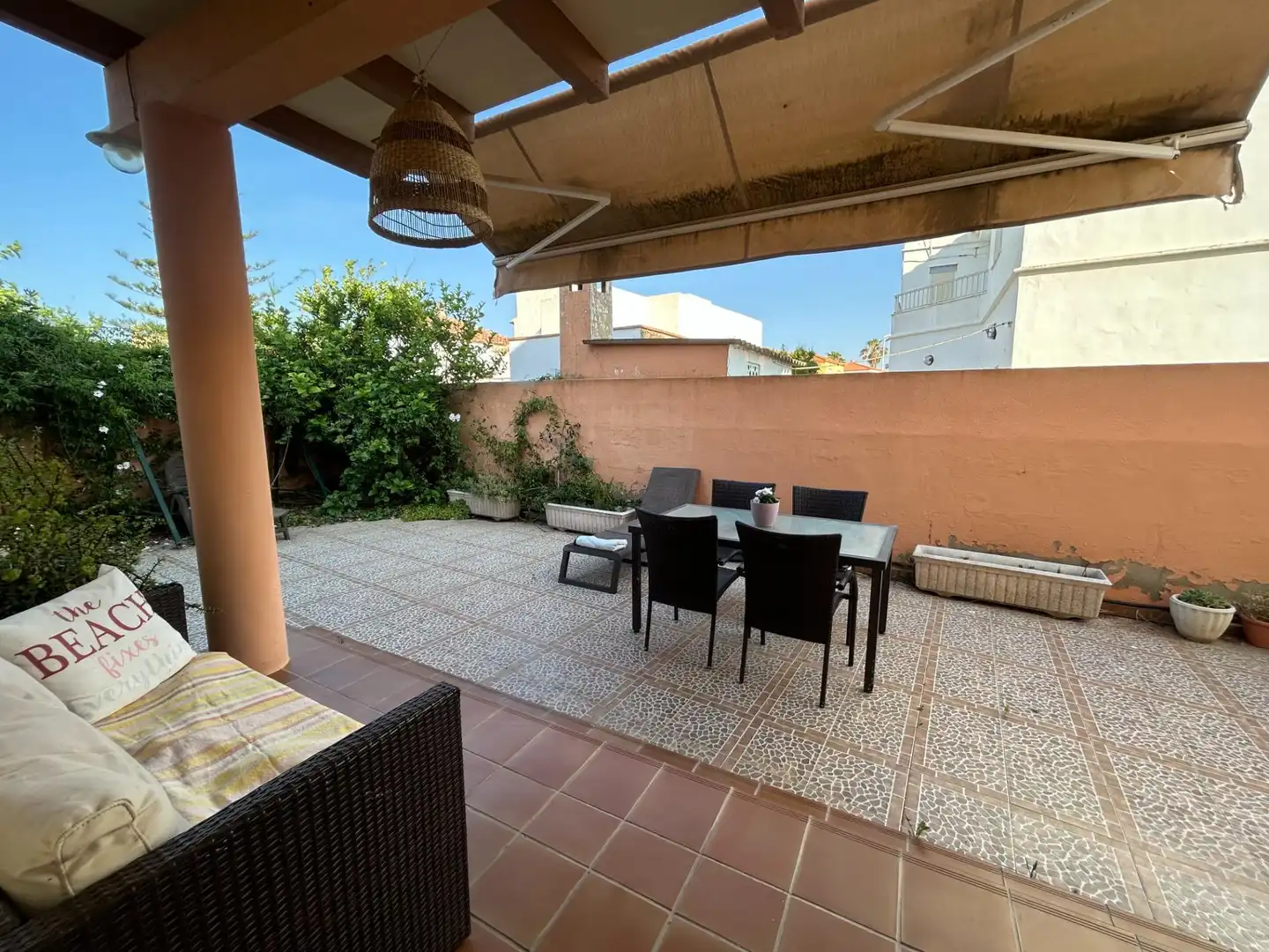 Terrasse von Einfamilien-Reihenhaus zum Verkauf in Cullera mit Klimaanlage, Privatgarten und Terrasse