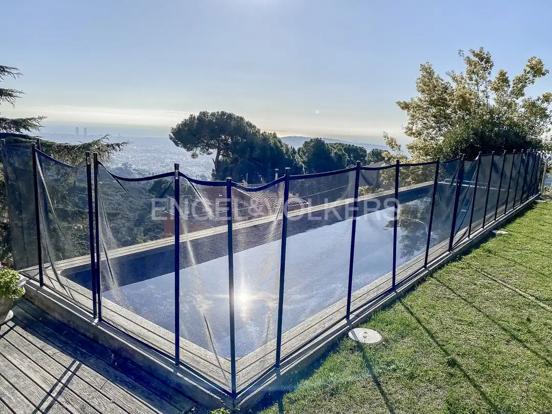 Piscina de Casa o chalet en venta en Barcelona con Calefacción, Jardín privado y Parquet