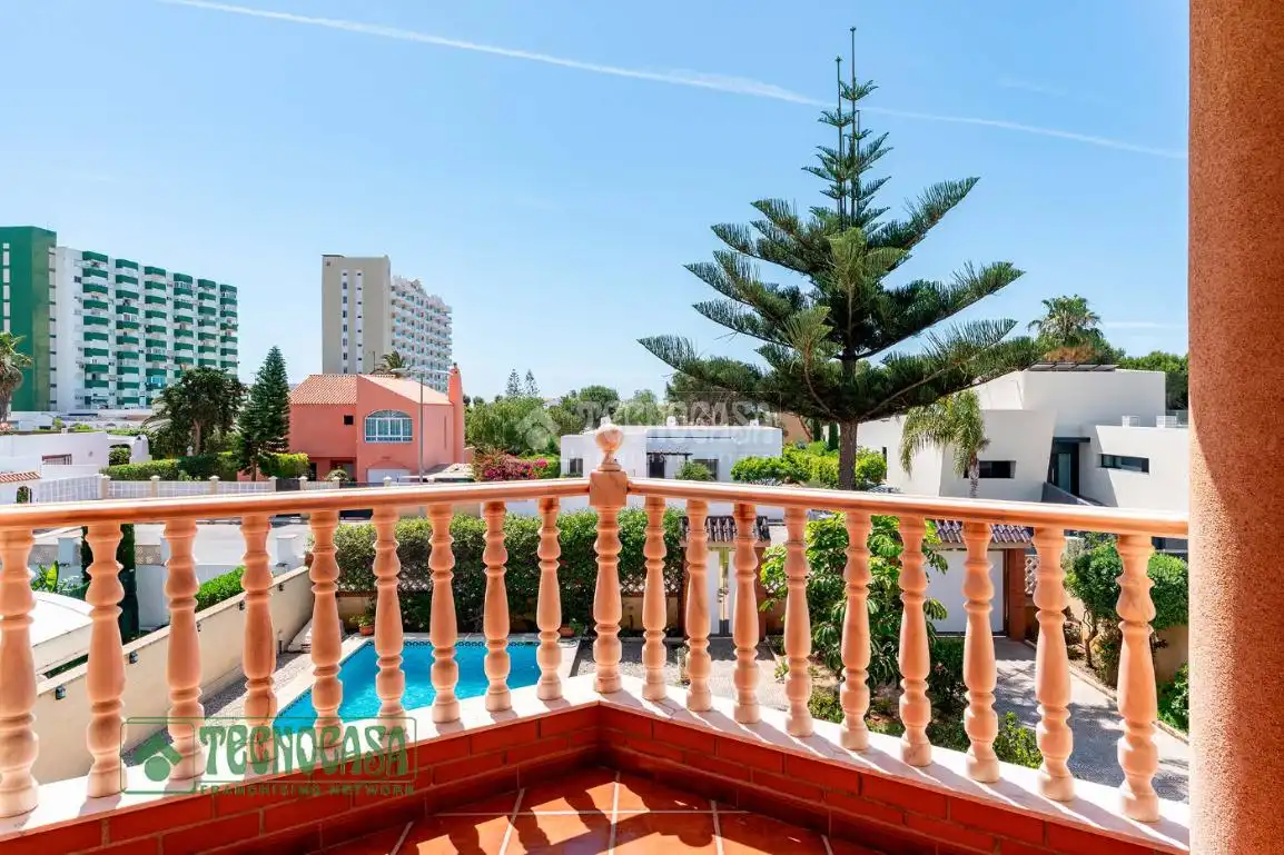 Vista exterior de Casa o xalet en venda en Roquetas de Mar amb Calefacció, Parquet i Terrassa
