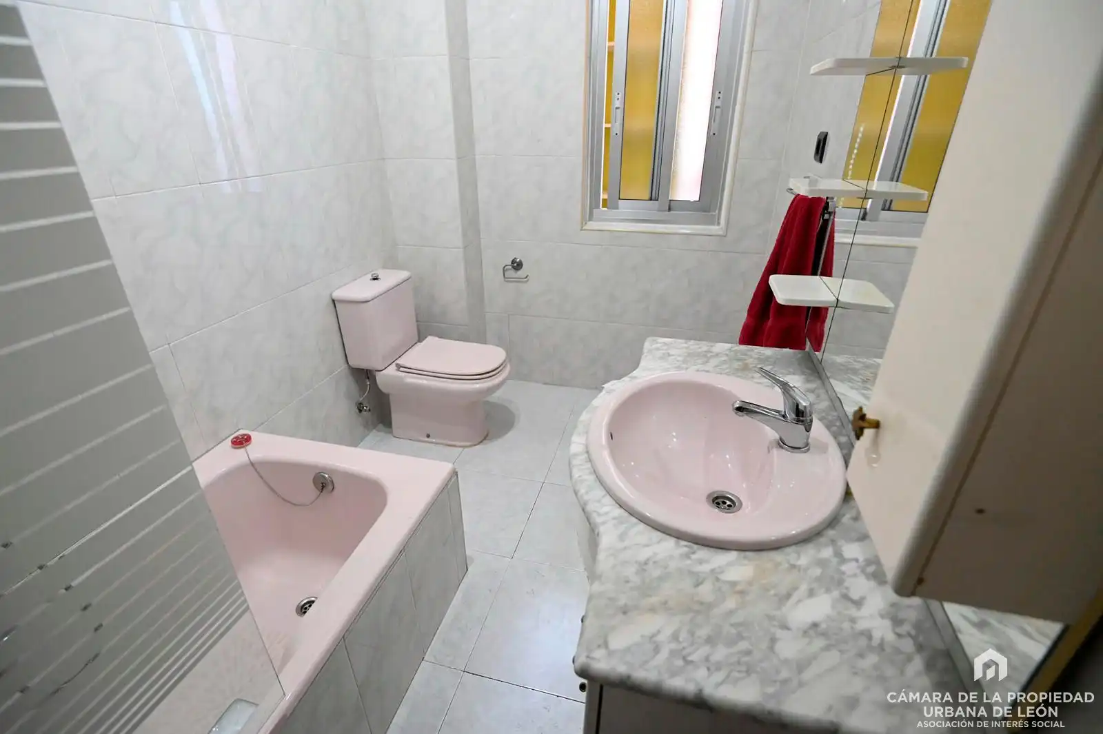 Baño de Piso en venta en León Capital  con Calefacción y Trastero