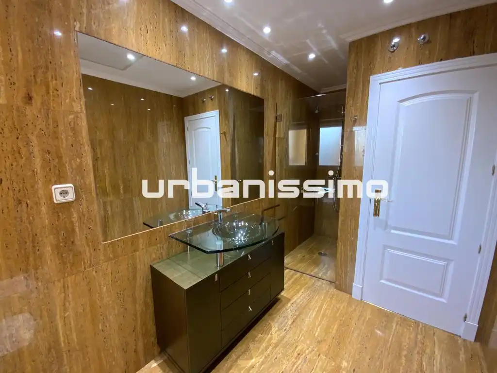 Badezimmer von Wohnung zur Miete in Madrid mit Klimaanlage und Heizung