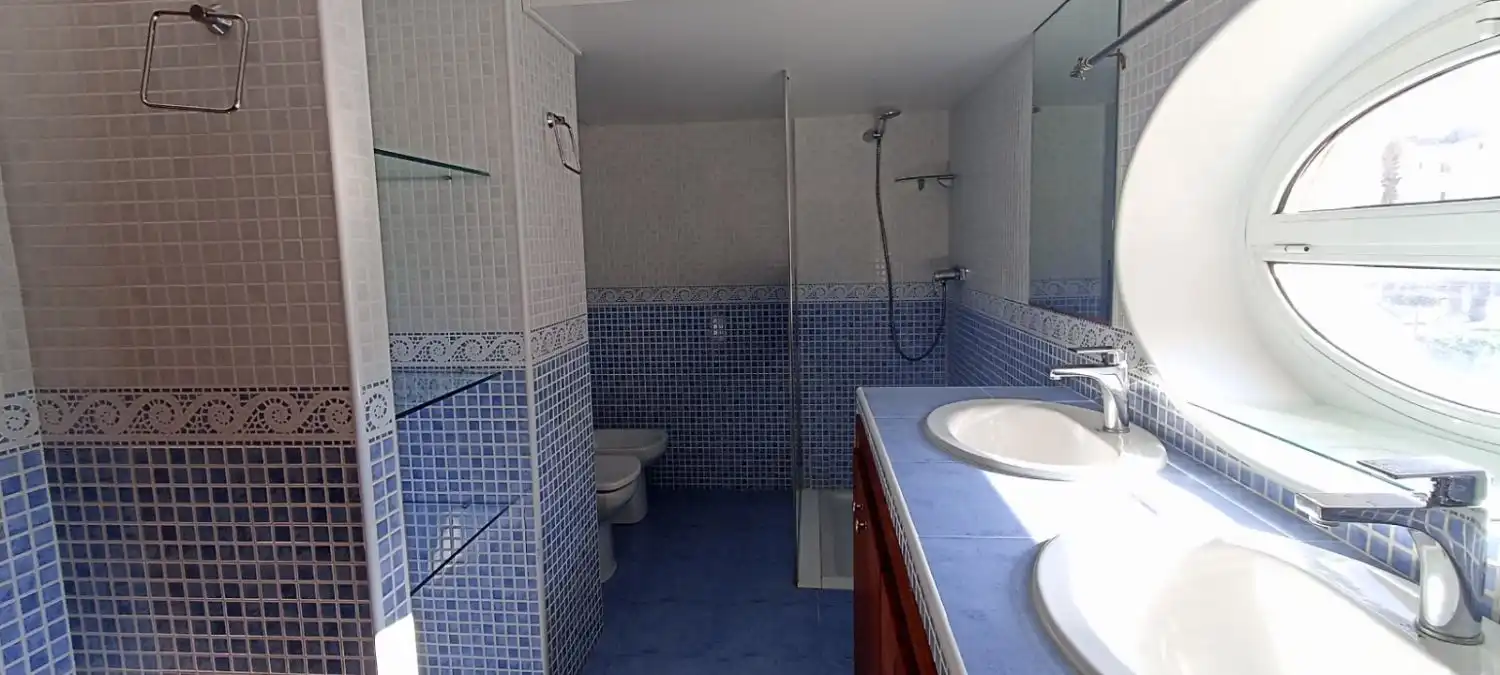 Badezimmer von Wohnungen zum Verkauf in Sitges mit Parkett, Terrasse und Abstellraum