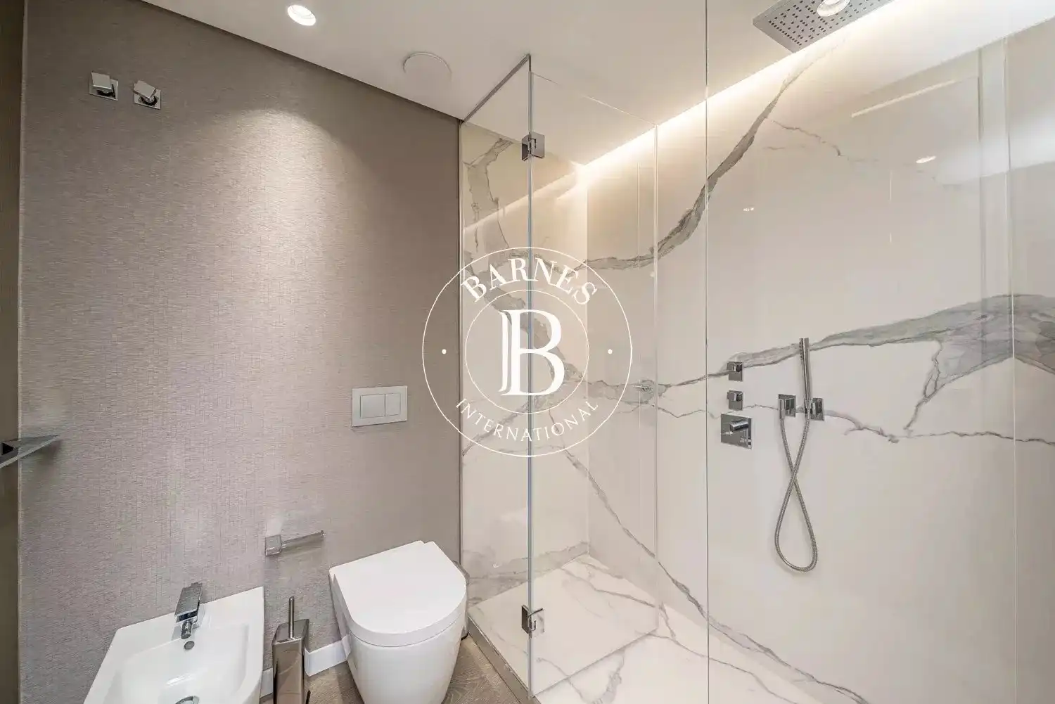 Bathroom of Flat for rent in Madrid  with Air Conditioner, Heating and Swimming Pool