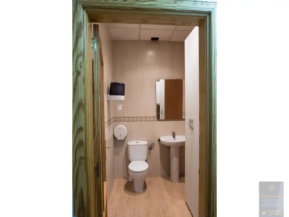 Badezimmer von Fabrikhallen zum Verkauf in Santa Cruz del Retamar