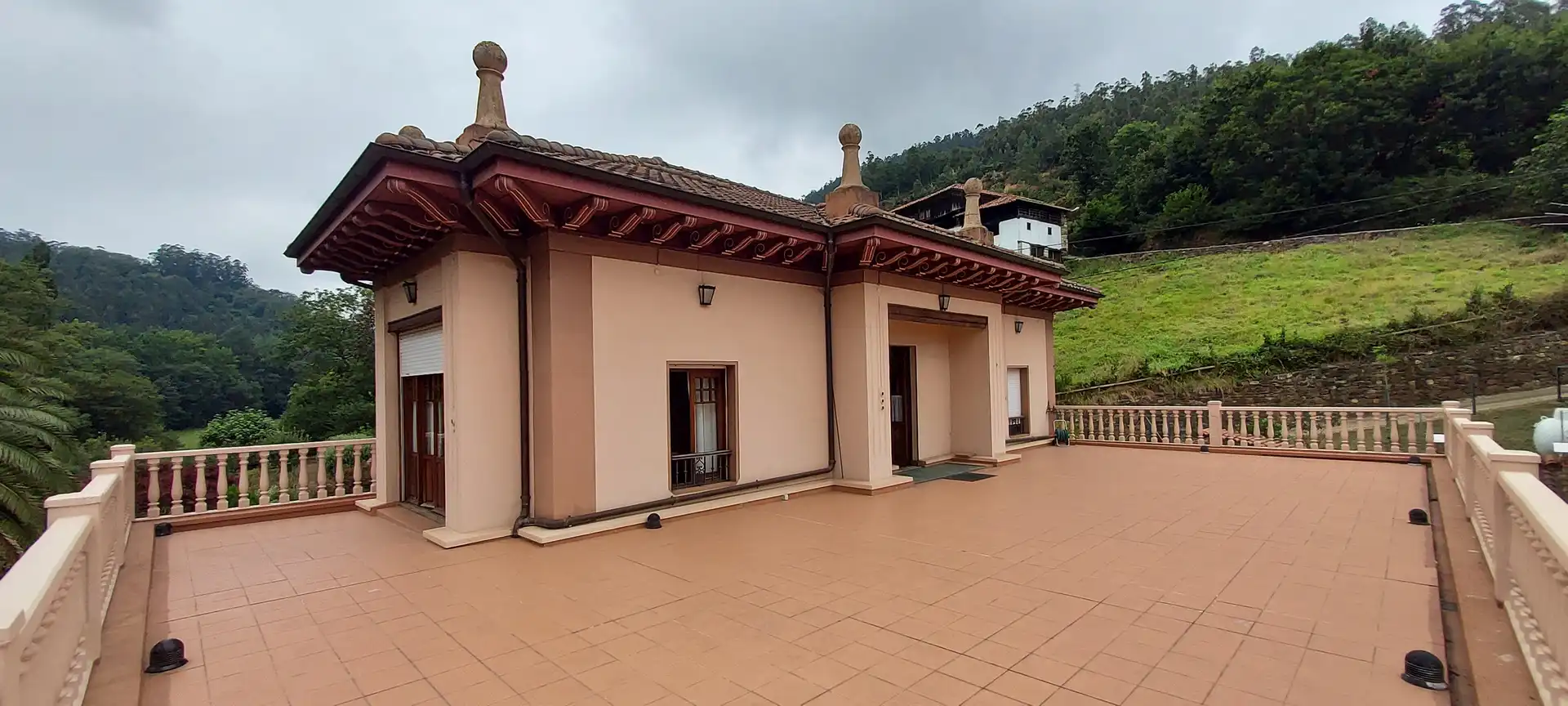Vista exterior de Finca rústica en venda en Salas amb Calefacció, Jardí privat i Parquet