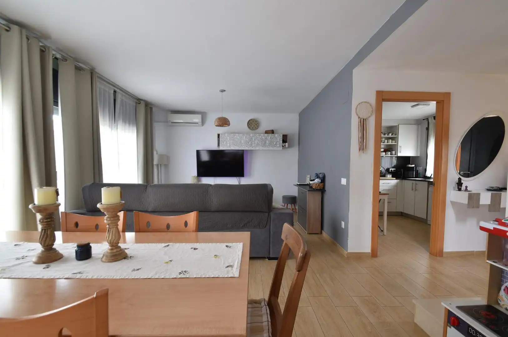 Sala d'estar de Casa adosada en venda en Cunit amb Aire condicionat, Jardí privat i Terrassa