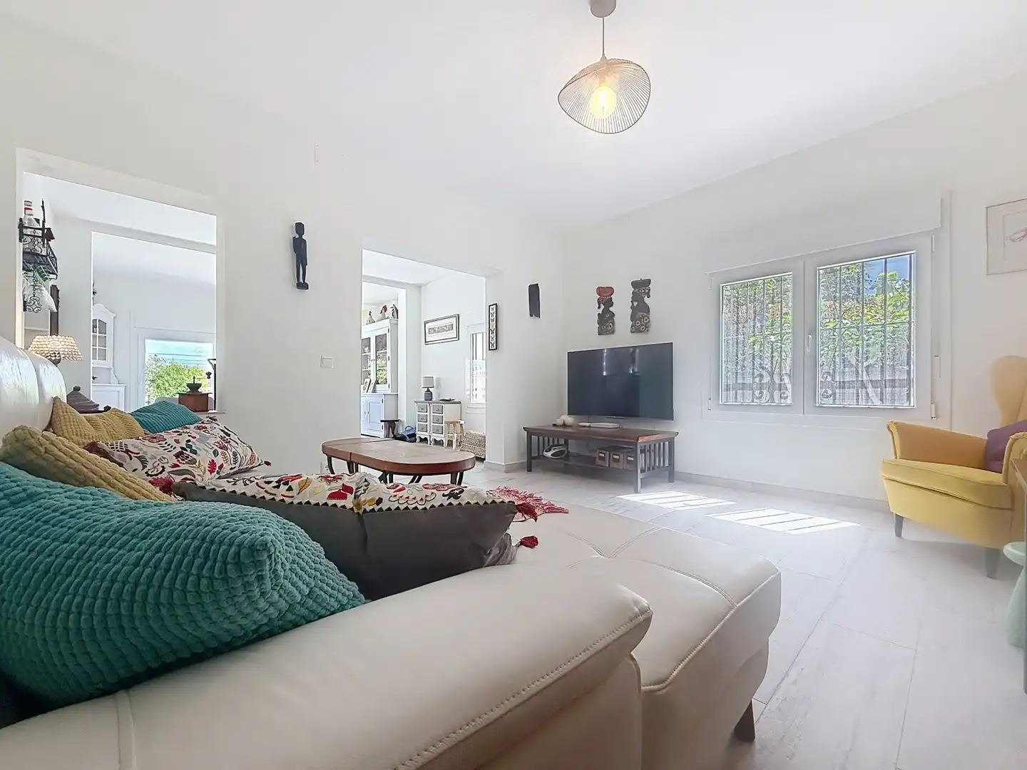 Sala d'estar de Casa o xalet en venda en Manilva amb Aire condicionat, Jardí privat i Terrassa