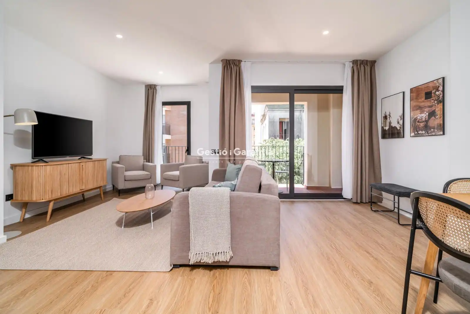 Living room of Flat for sale in L'Hospitalet de Llobregat  with Terrace and Furnished