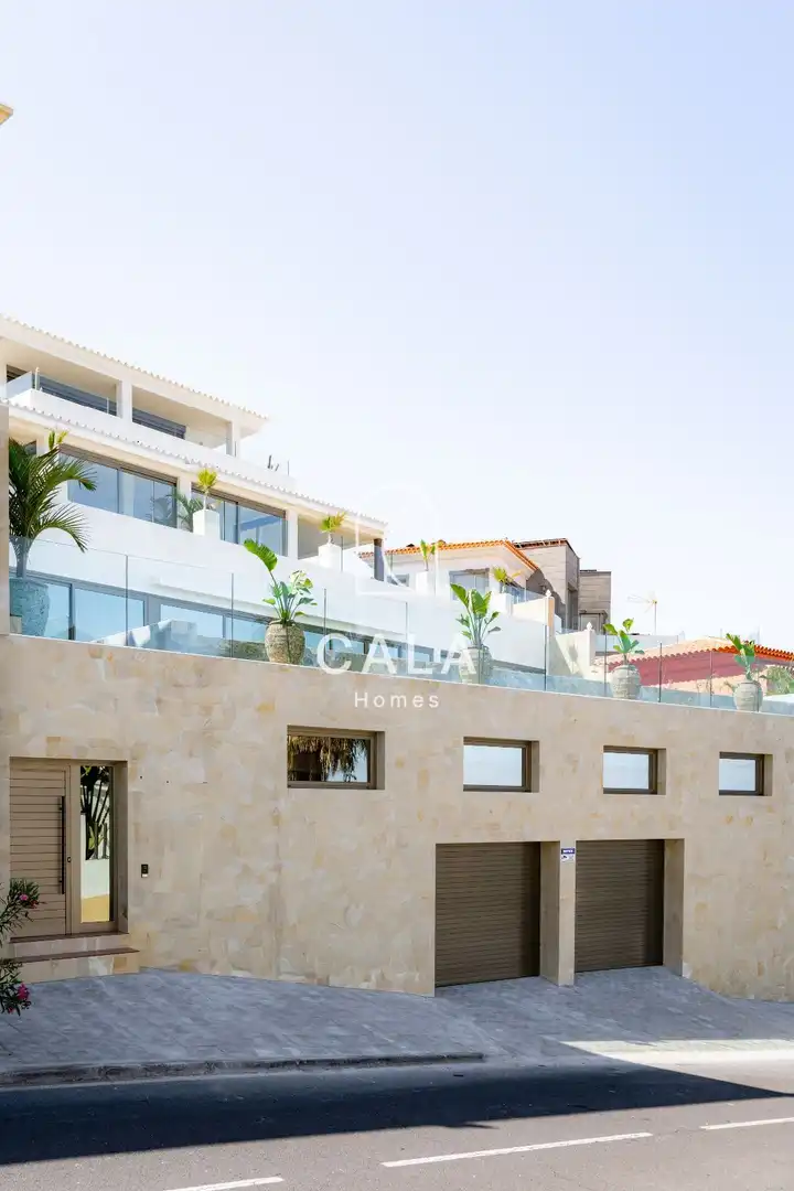 Vista exterior de Casa o xalet en venda en Adeje amb Aire condicionat, Calefacció i Terrassa