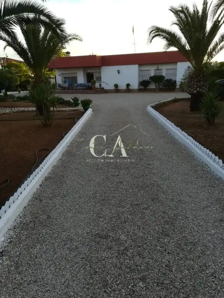 Casa amb jardí en venda a La Mina