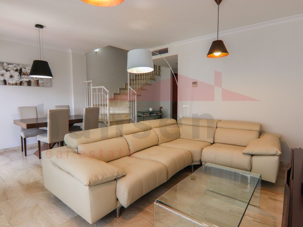 Sala d'estar de Casa adosada en venda en Vélez-Málaga amb Piscina i Piscina comunitària