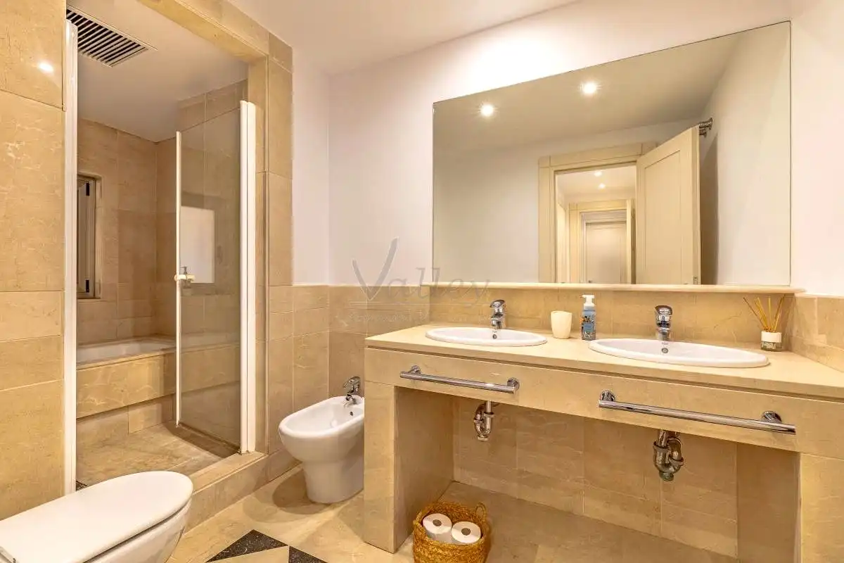 Bathroom of Flat for rent in Sotogrande  with Air Conditioner, Terrace and Furnished