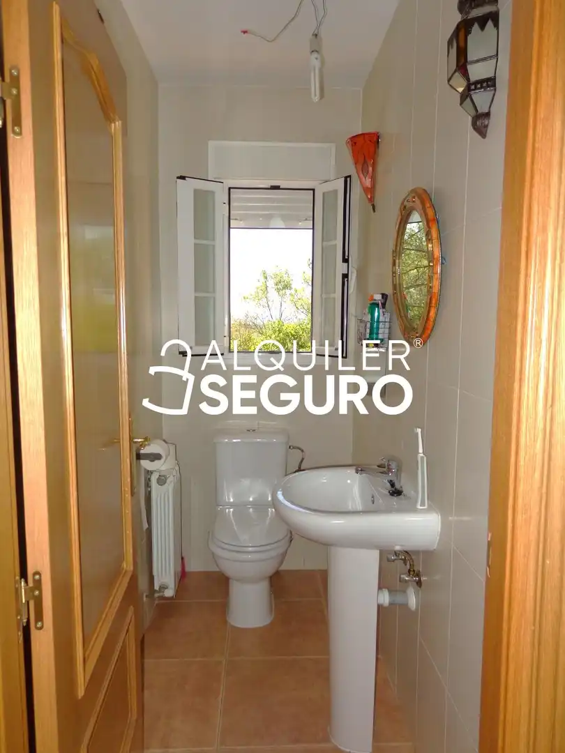 Bany de Casa o xalet de lloguer en La Adrada  amb Calefacció, Terrassa i Piscina
