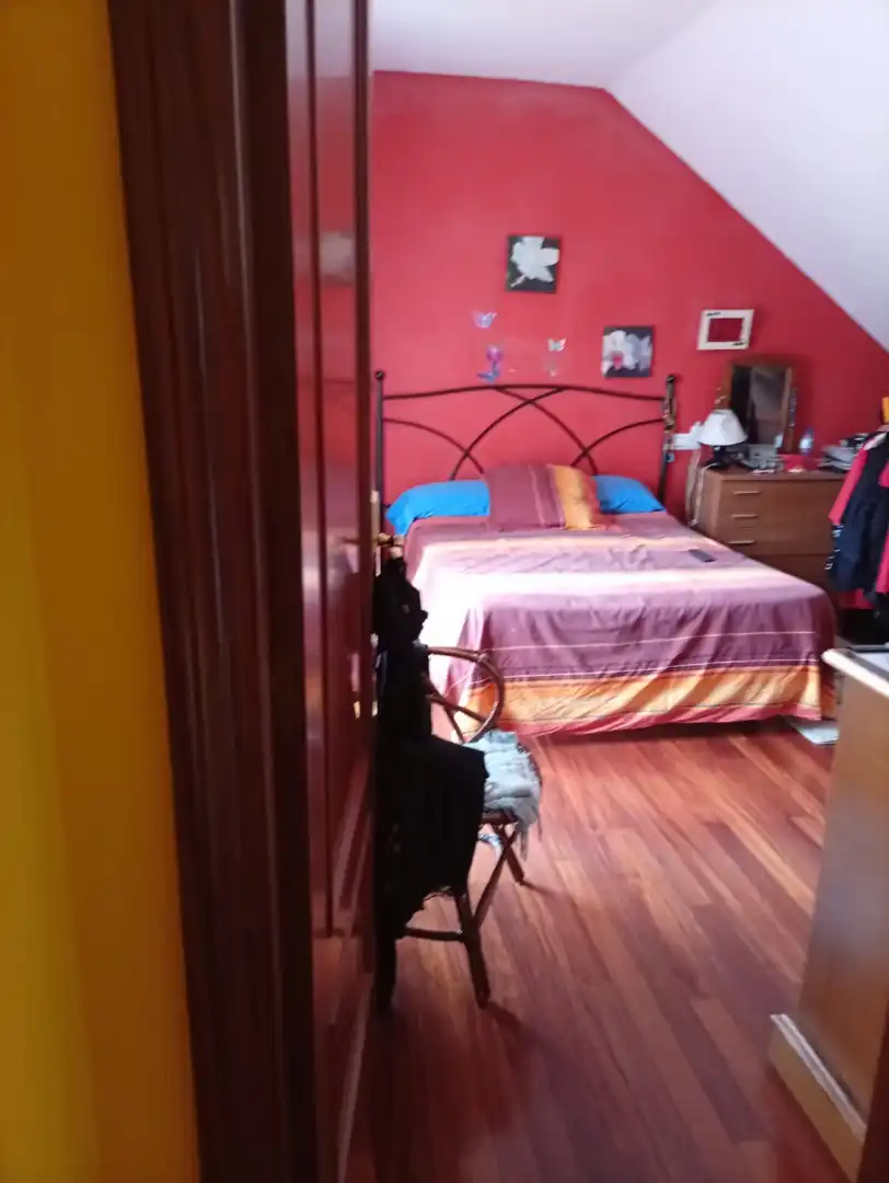 Dormitori de Casa o xalet en venda en Ourense Capital  amb Calefacció, Jardí privat i Parquet
