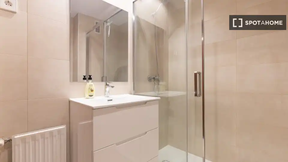 Bathroom of Flat for share in Madrid  with Air Conditioner, Terrace and Furnished