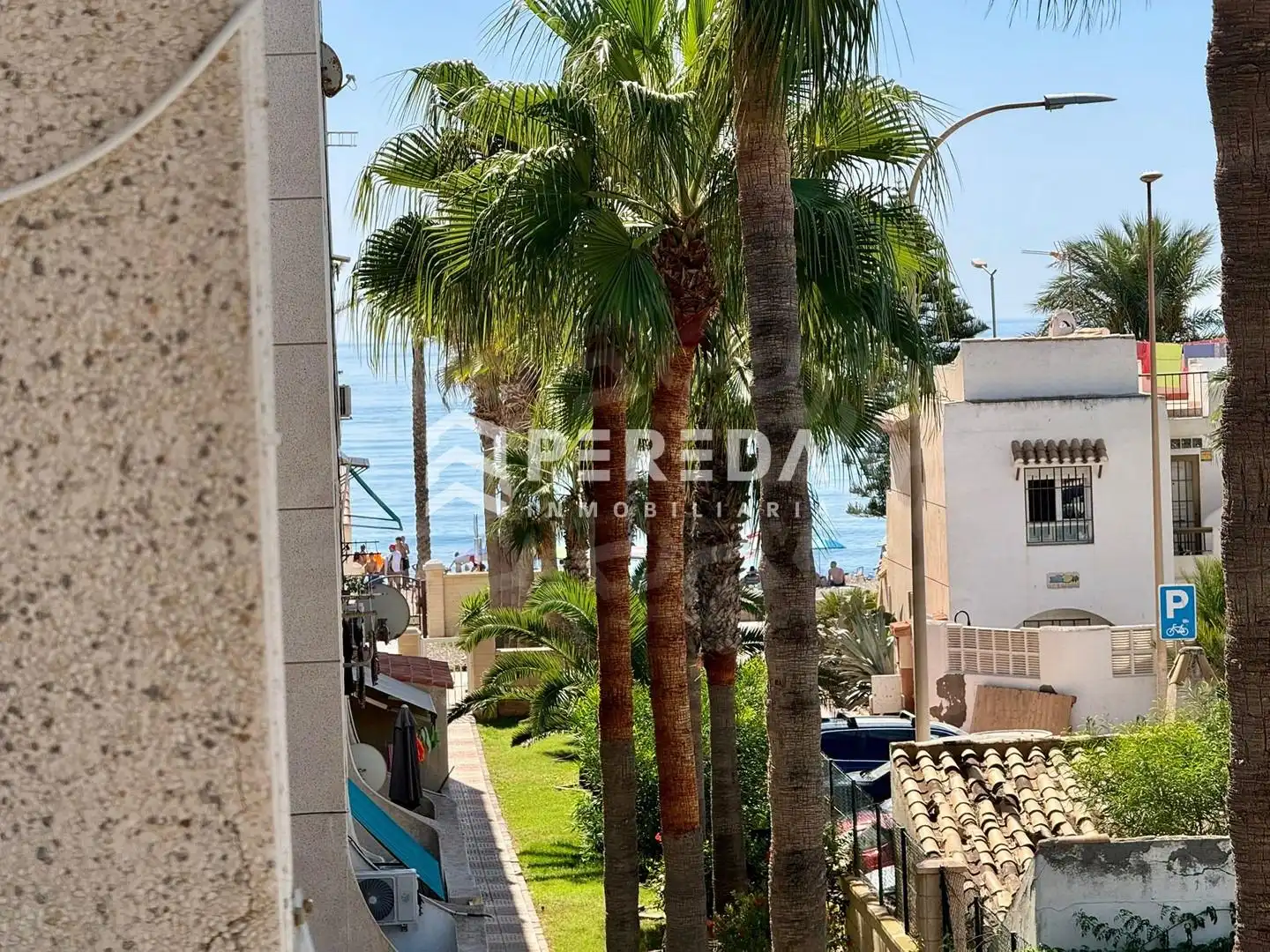 Vista exterior de Estudi en venda en Roquetas de Mar amb Jardí privat i Piscina comunitària