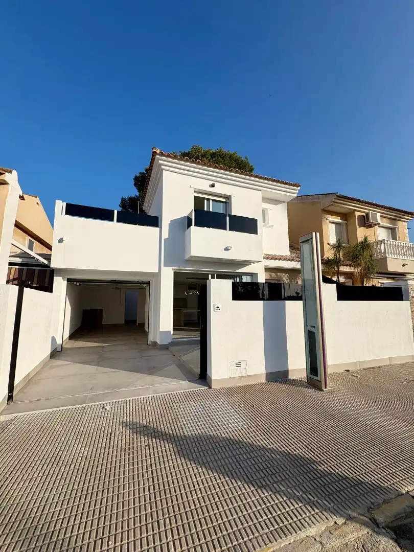 Vista exterior de Casa adosada en venda en San Javier amb Aire condicionat, Calefacció i Jardí privat