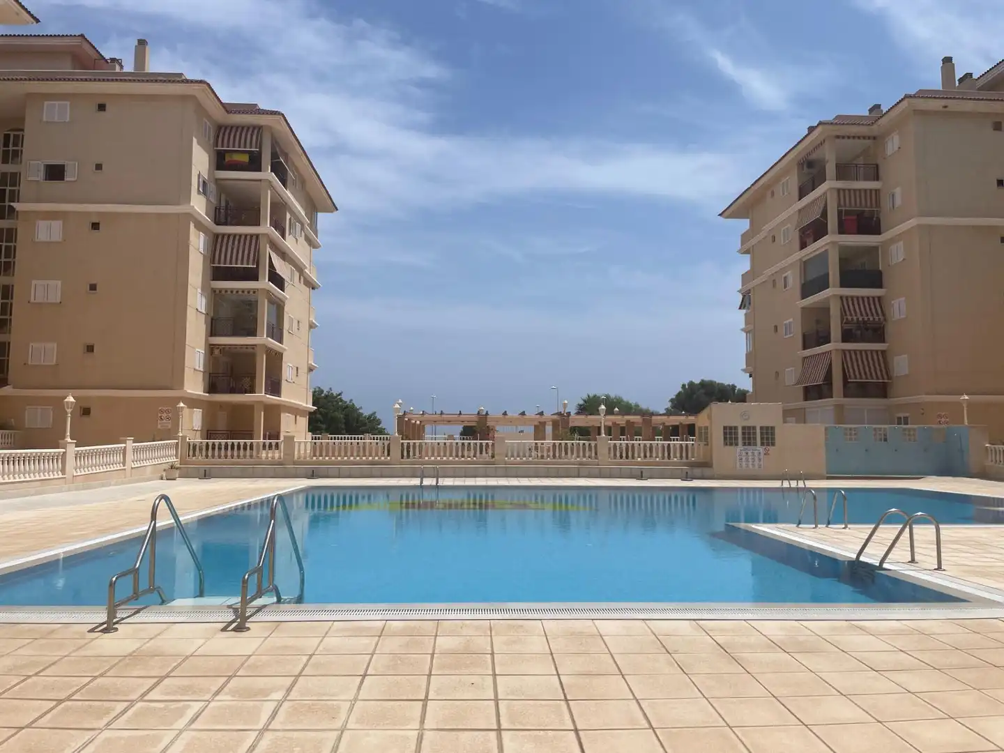 Piscina de Apartament en venda en Torrevieja amb Aire condicionat, Terrassa i Moblat