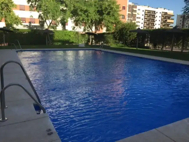 Schwimmbecken von Wohnung zur Miete in Córdoba mit Klimaanlage, Heizung und Möbliert
