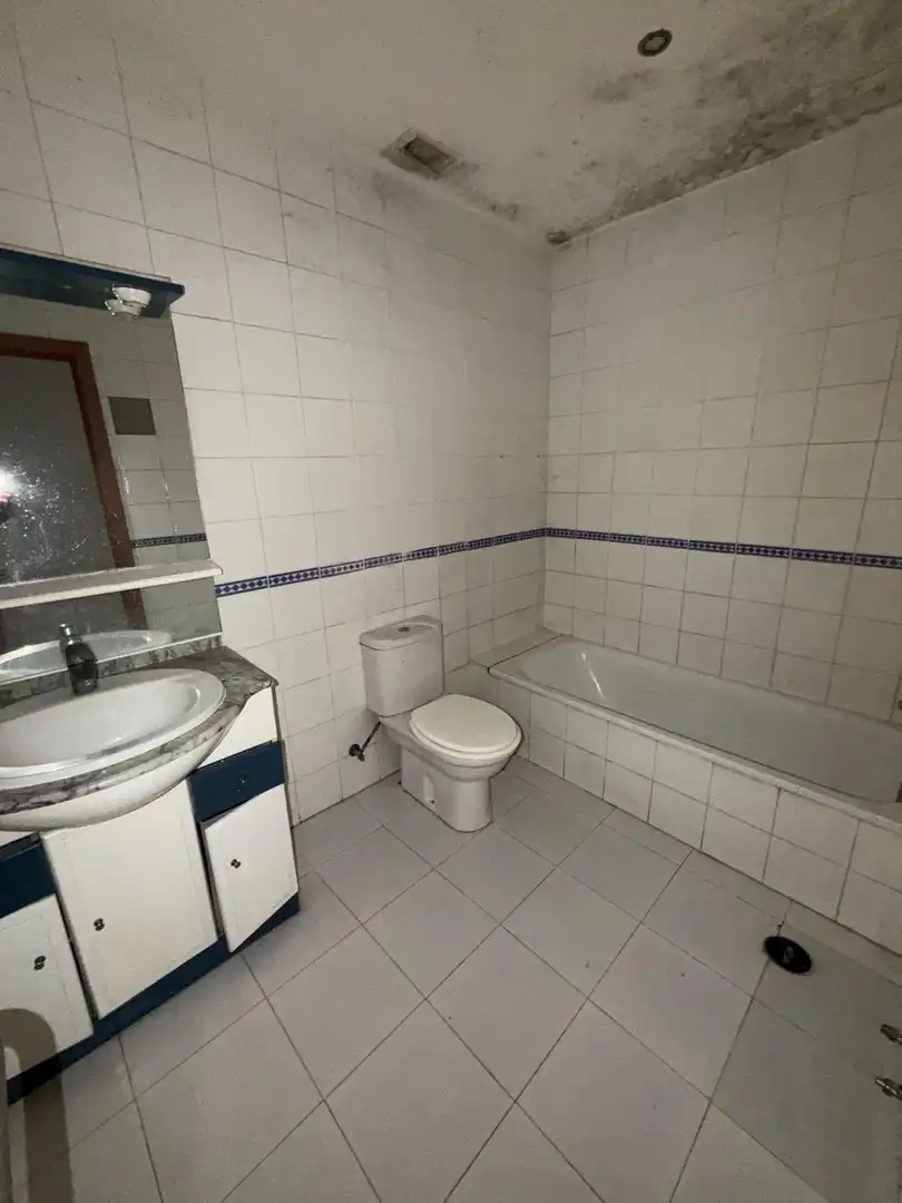Baño de Apartamento en venta en Fuengirola con Terraza y Piscina comunitaria