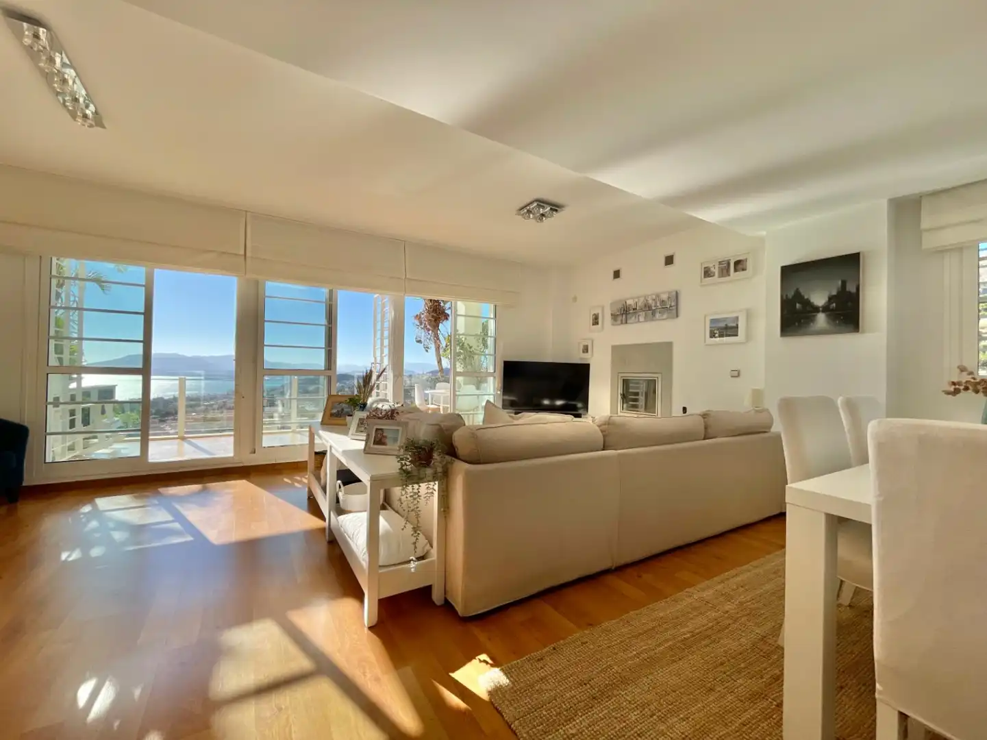 Wohnzimmer von Einfamilien-Reihenhaus zum Verkauf in Málaga mit Klimaanlage, Heizung und Privatgarten