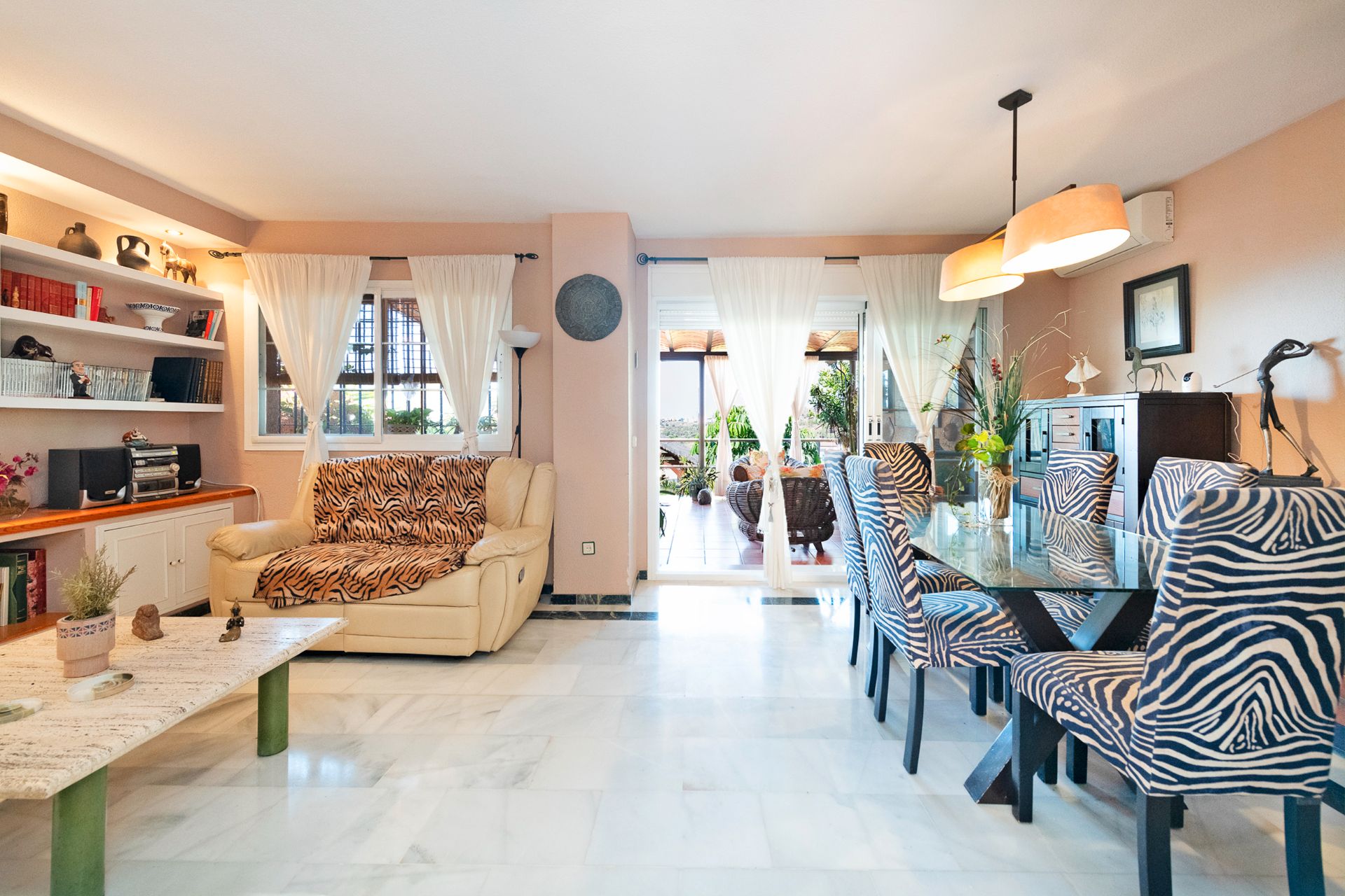 Sala d'estar de Casa adosada en venda en Vélez-Málaga amb Aire condicionat, Jardí privat i Terrassa