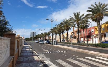 Vista exterior de Pis en venda en Roquetas de Mar amb Aire condicionat, Traster i Moblat