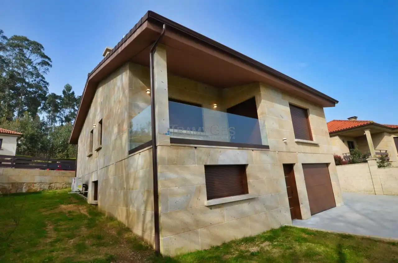 Vista exterior de Casa o xalet en venda en Tomiño amb Calefacció, Jardí privat i Terrassa