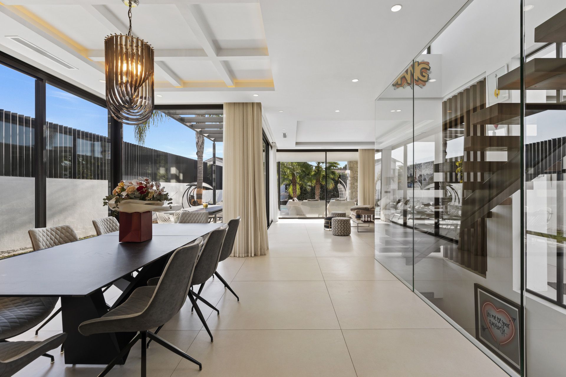 Menjador de Casa o xalet en venda en Marbella amb Aire condicionat, Jardí privat i Terrassa