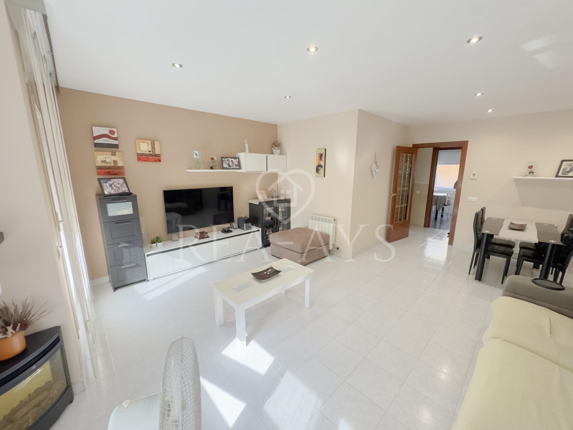 Sala de estar de Casa adosada en venta en Viladecans con Calefacción, Terraza y Trastero