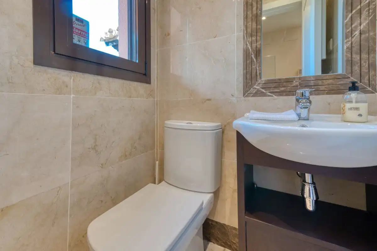 Badezimmer von Einfamilien-Reihenhaus zum Verkauf in Estepona mit Klimaanlage, Terrasse und Alarm