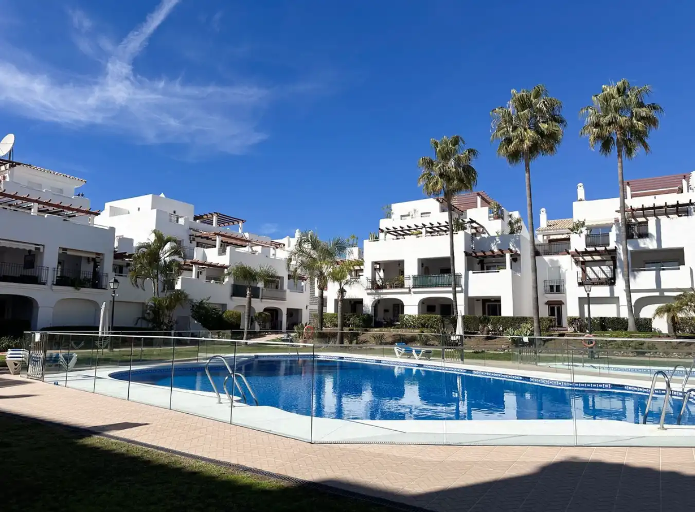 Vista exterior de Planta baixa en venda en Marbella amb Aire condicionat, Terrassa i Piscina