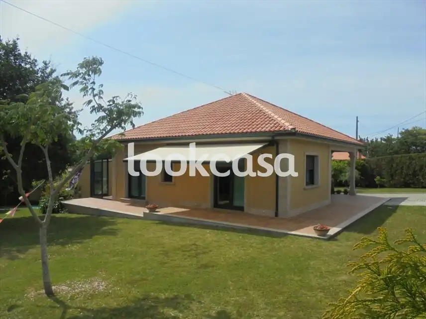 Casa o xalet en venda en Sanxenxo amb Jardí privat, Terrassa i Forn