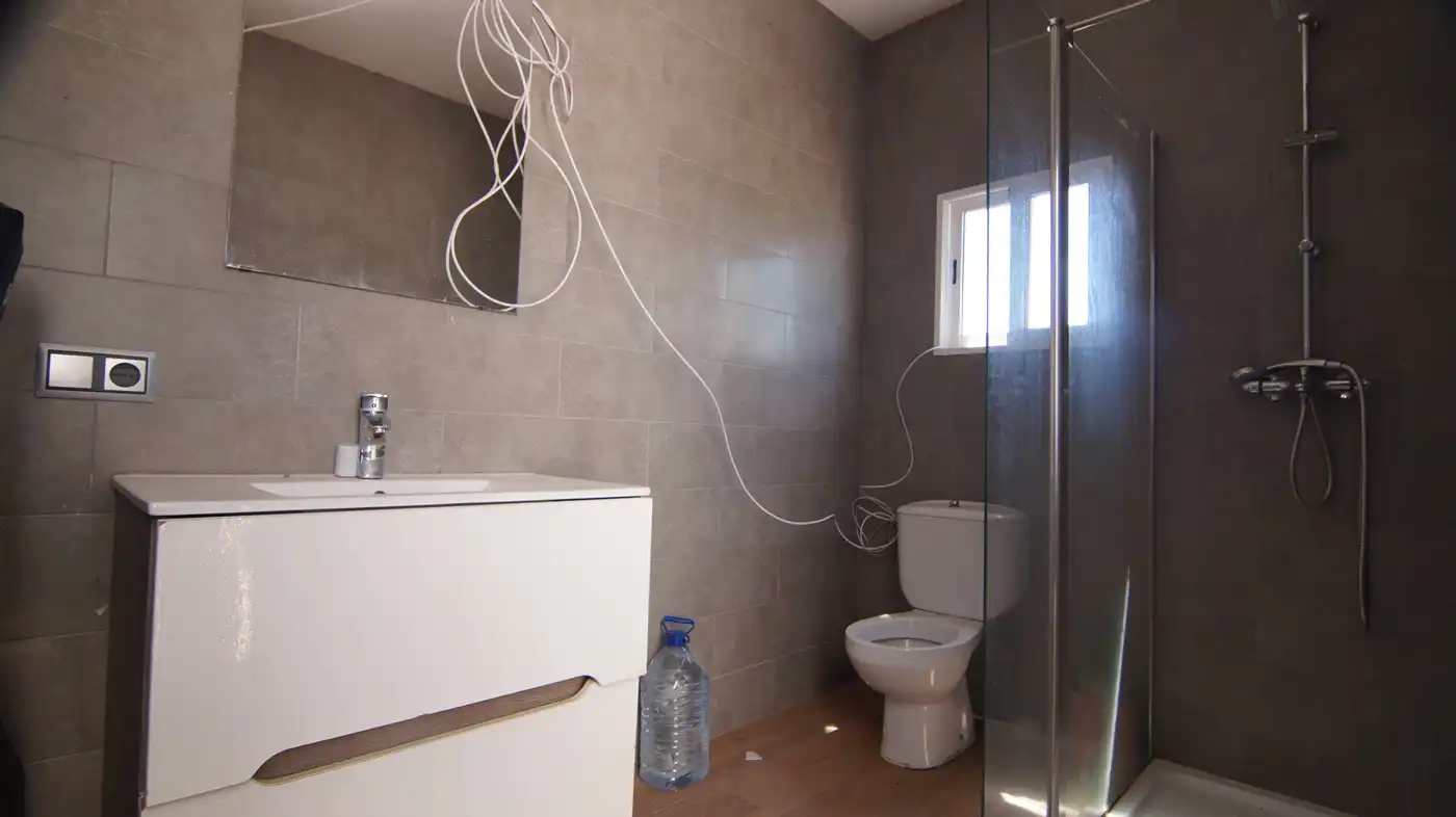 Badezimmer von Fabrikhallen zum Verkauf in Els Omellons mit Heizung
