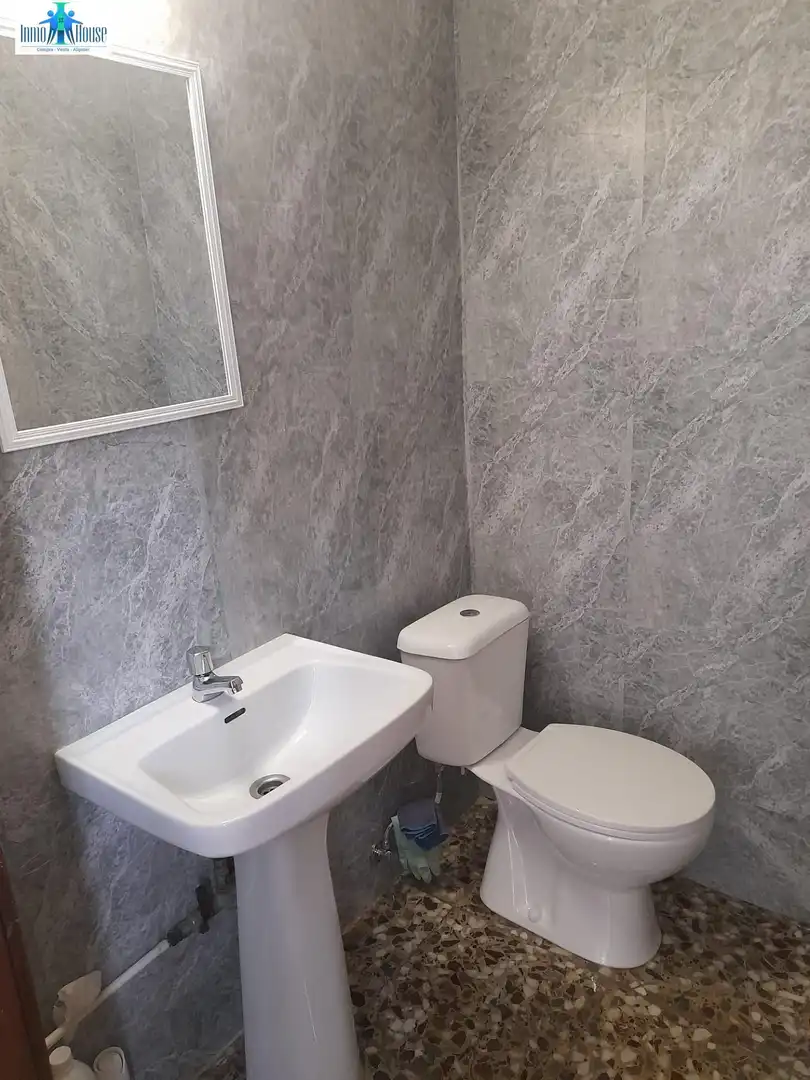 Badezimmer von Geschaftsraum zur Miete in Albacete