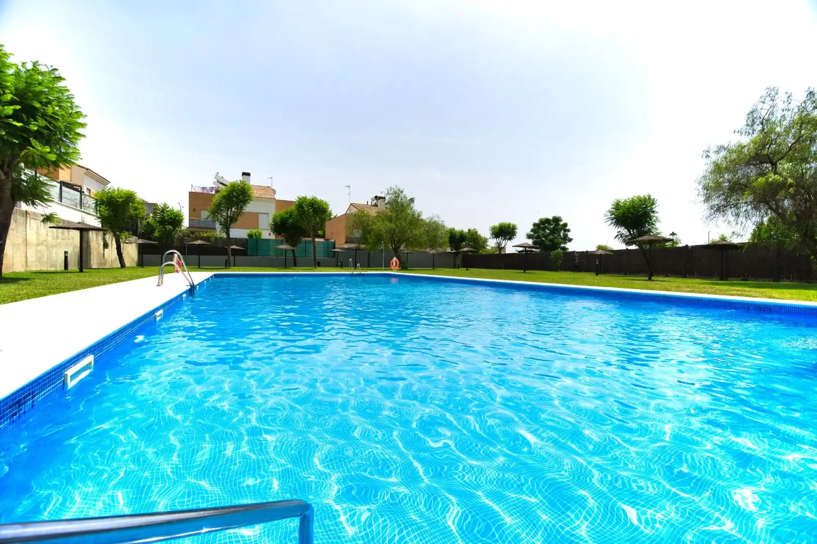 Piscina de Casa adosada en venda en Espartinas amb Aire condicionat, Calefacció i Jardí privat