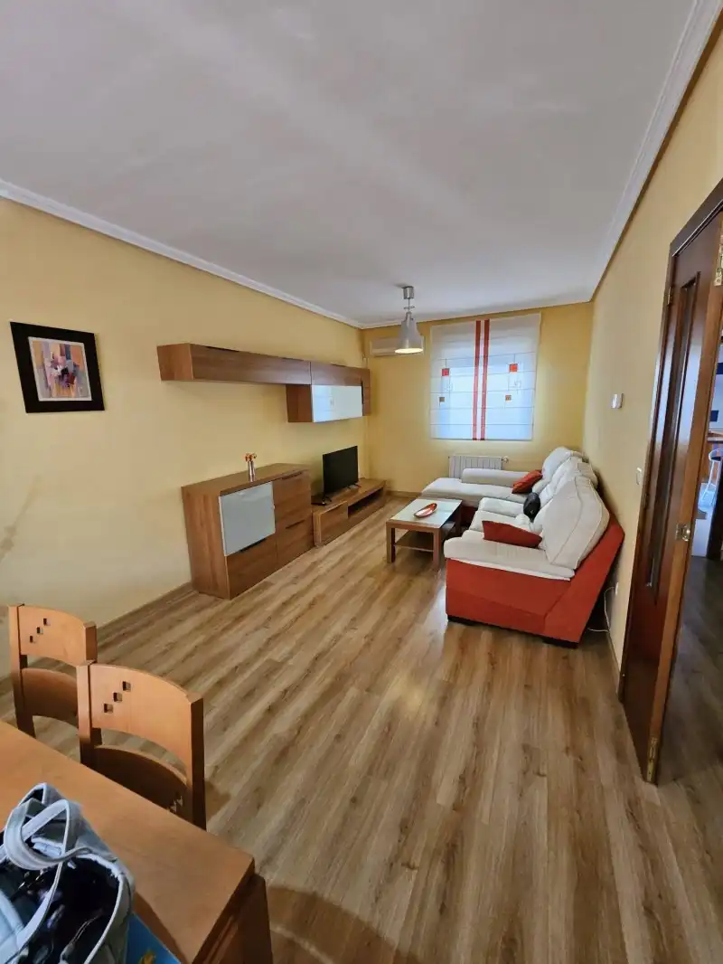 Sala d'estar de Casa o xalet de lloguer en Cáceres amb Aire condicionat, Calefacció i Parquet