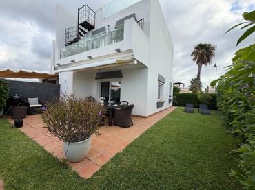 Casa aparellada amb balcó en venda a Avenida de España 11