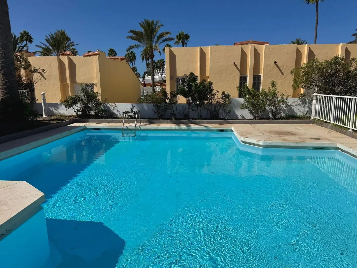 Piscina de Casa adosada en venda en San Bartolomé de Tirajana amb Aire condicionat, Jardí privat i Parquet
