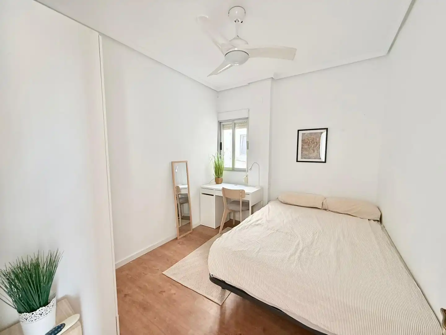 Schlafzimmer von Wohnung zur Miete in Valencia mit Klimaanlage, Parkett und Terrasse