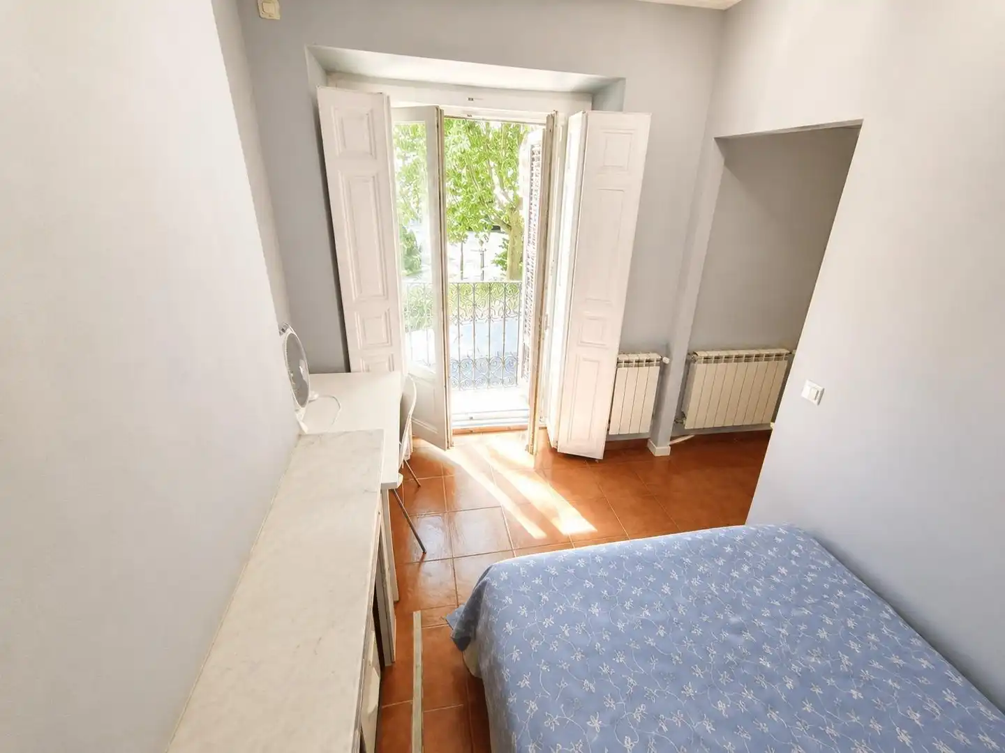 Schlafzimmer von Wohnung zur Miete in Madrid mit Heizung, Möbliert und Balkon