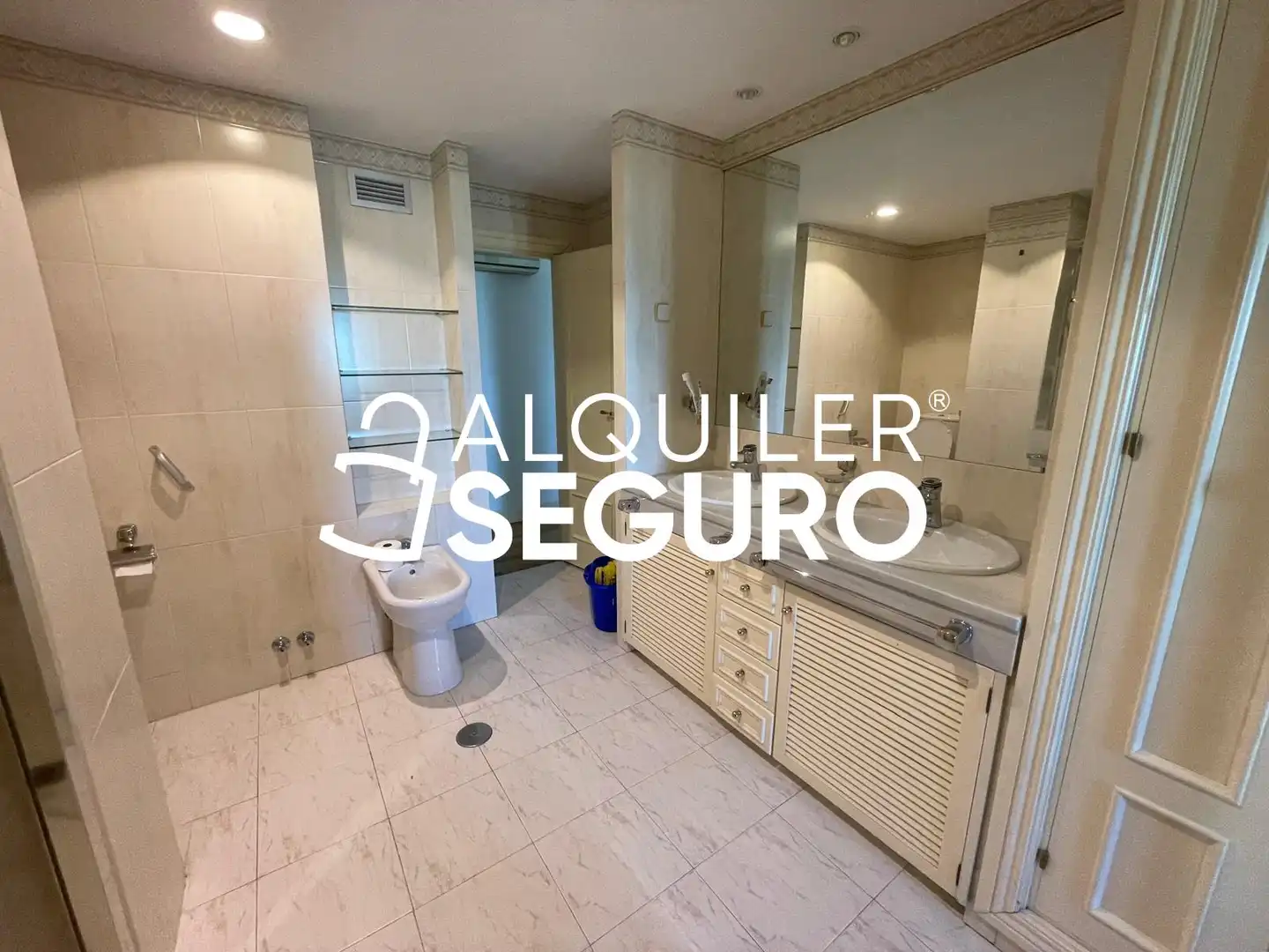Bathroom of Flat for rent in Madrid  with Air Conditioner, Heating and Terrace