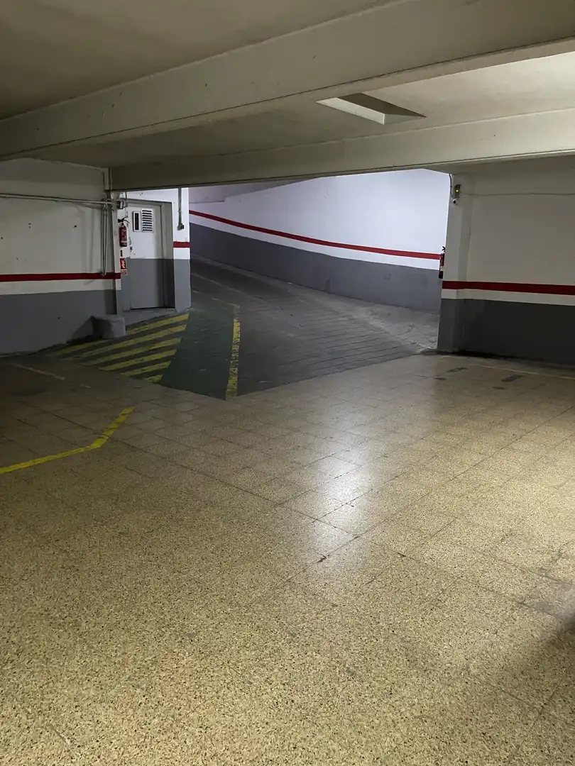 Parkplatz von Garage zur Miete in Camins al Grau