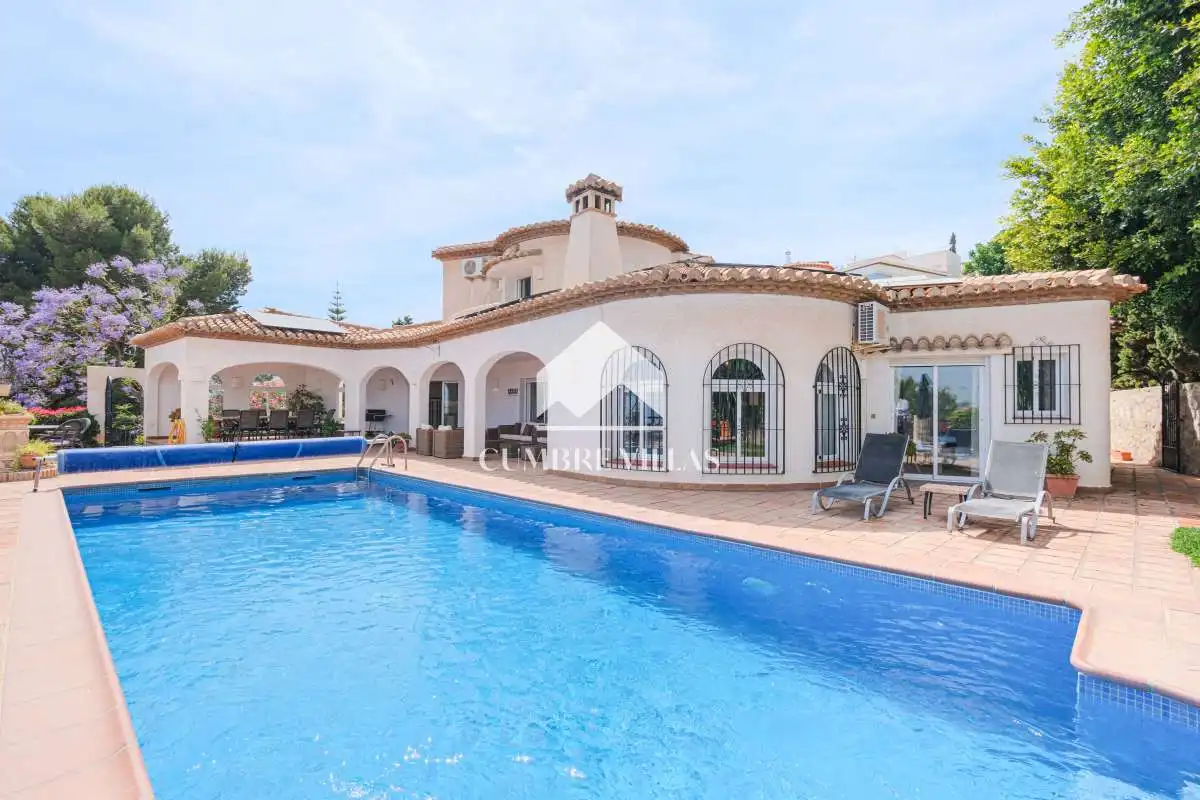 Vista exterior de Casa o xalet en venda en Salobreña amb Jardí privat, Terrassa i Piscina comunitària