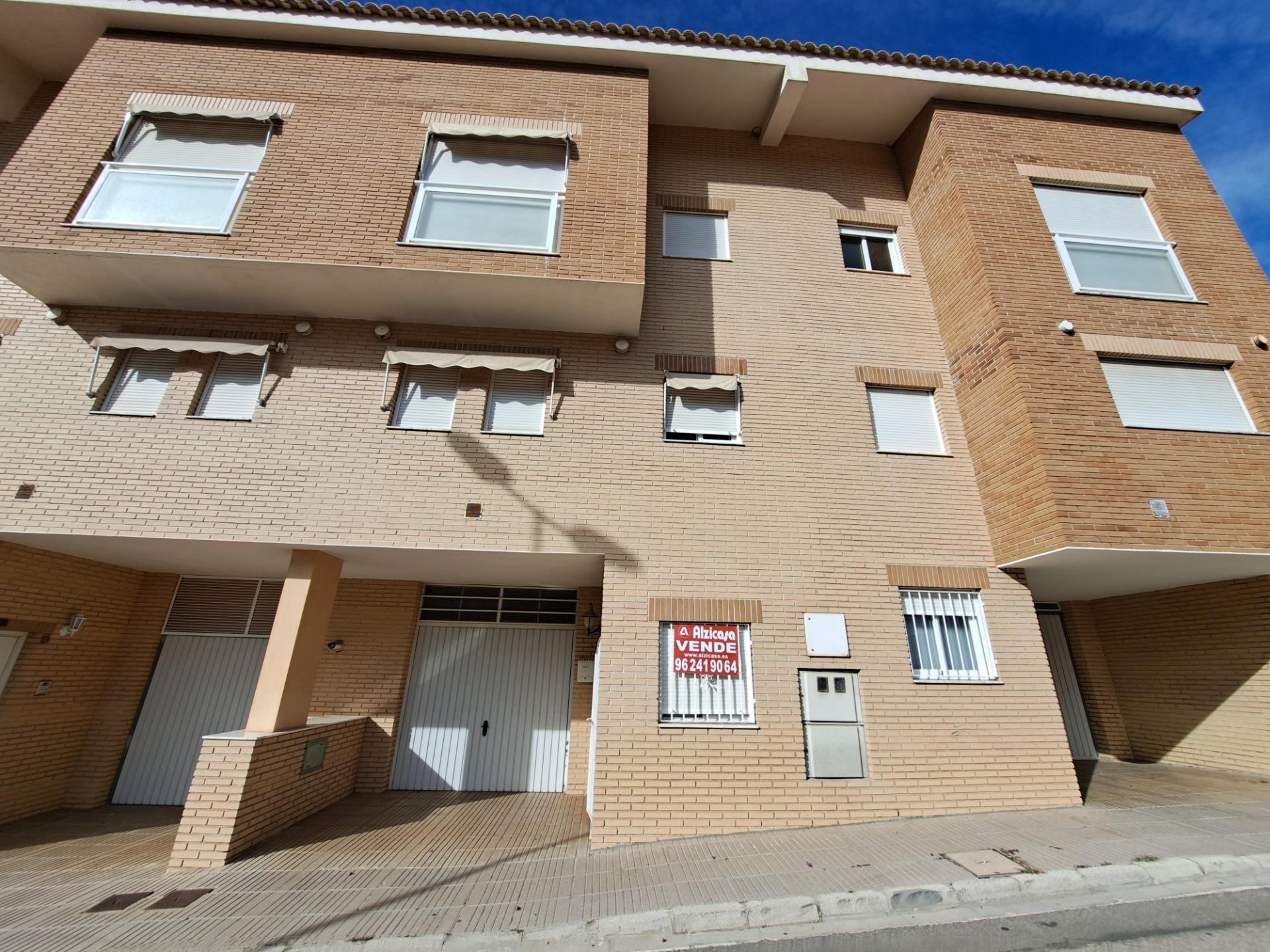 Vista exterior de Casa adosada en venda en Alzira amb Aire condicionat, Jardí privat i Parquet