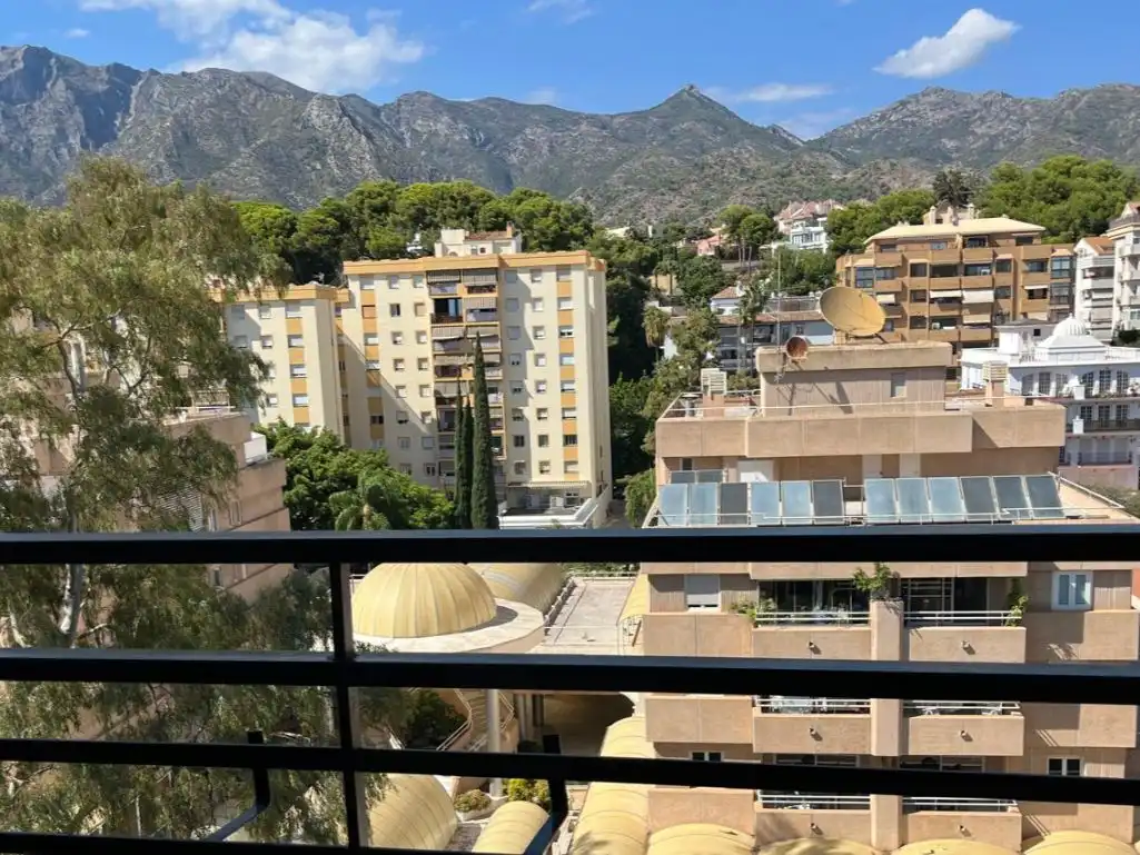 Vista exterior de Pis en venda en Marbella amb Aire condicionat, Terrassa i Balcó