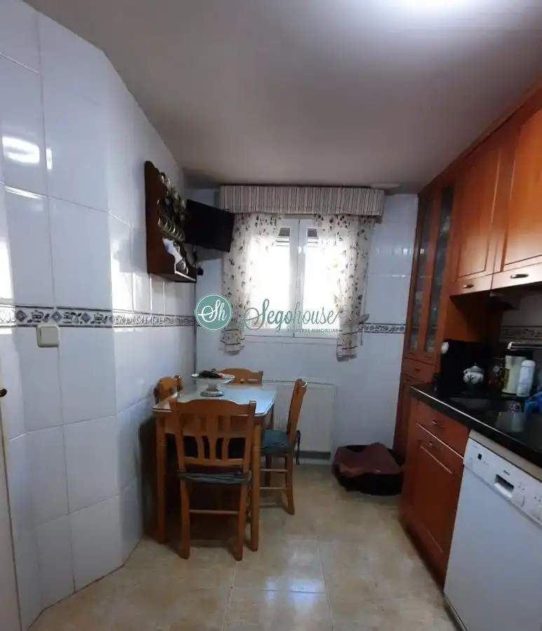 Cuina de Casa o xalet en venda en La Lastrilla  amb Aire condicionat, Calefacció i Terrassa
