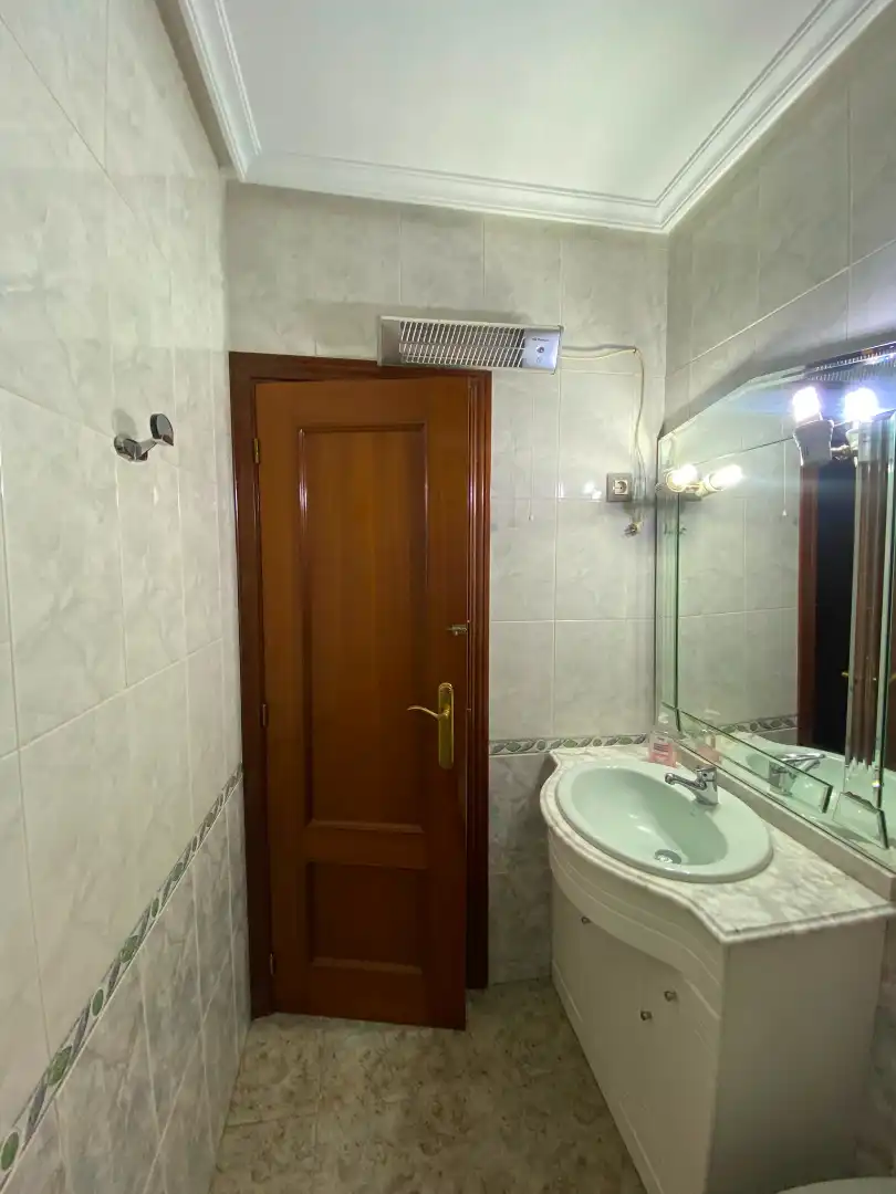 Baño de Piso de alquiler en Plasencia con Amueblado y Balcón