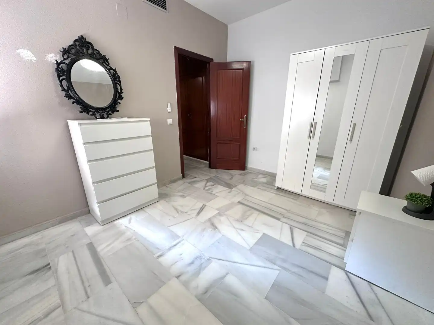 Bedroom of Flat for sale in Sevilla